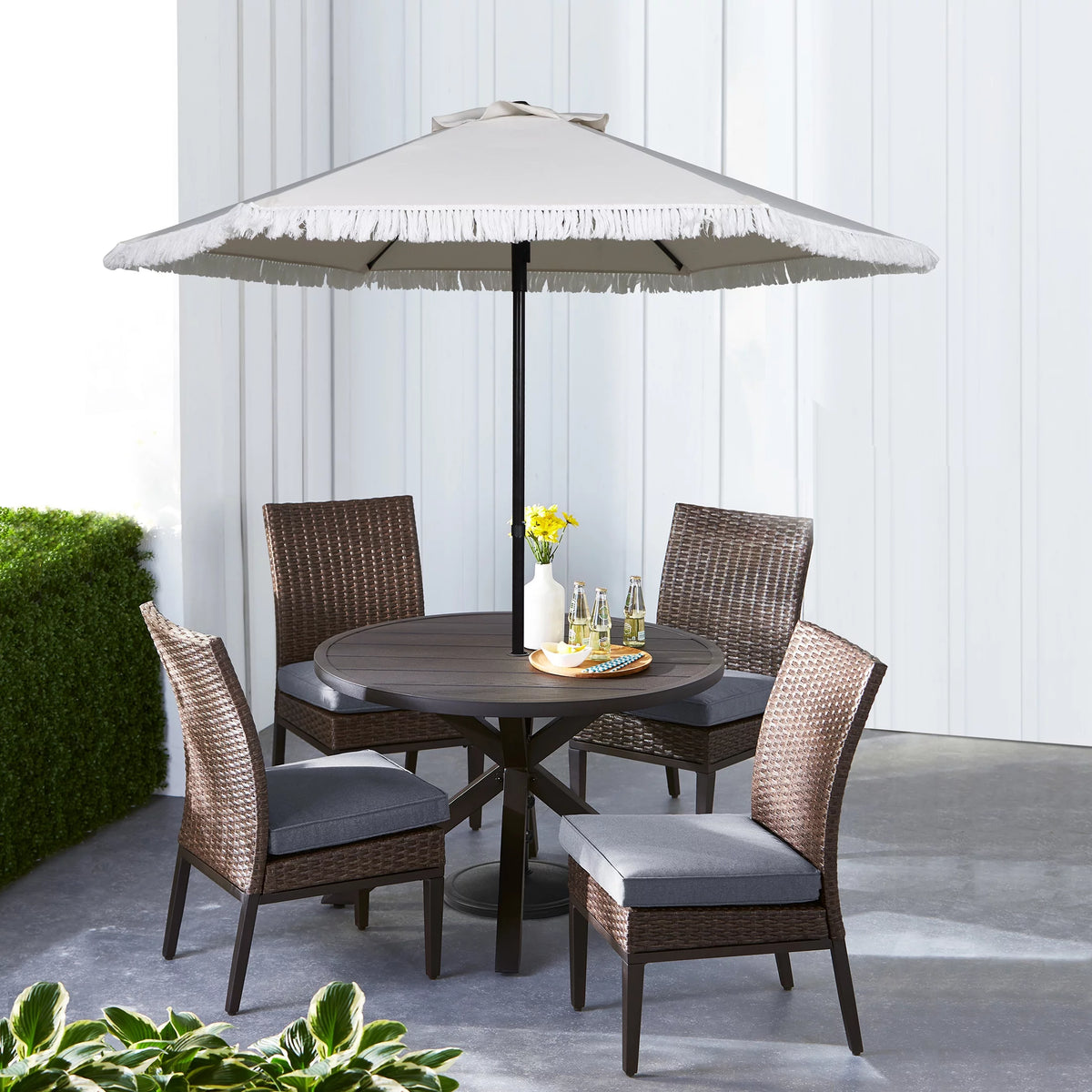 White 7.5' Round Patio Umbrella with Steel Pole G1760